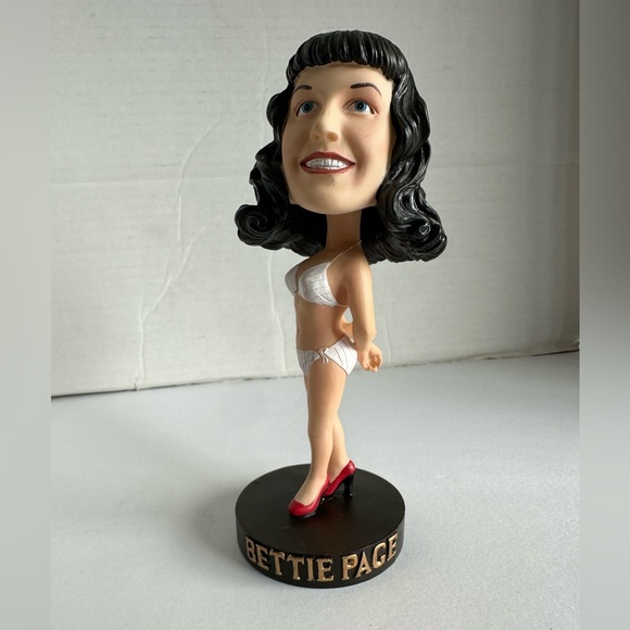 BETTIE PAGE HEAD KNOCKER BOBBLE HEAD HEADKNOCKER BY NECA - Picture 3 of 9